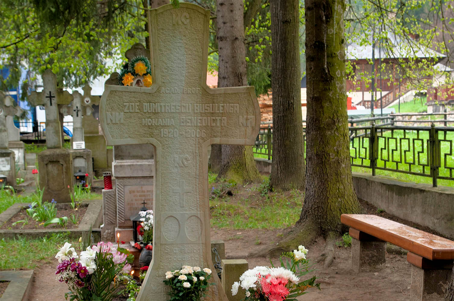 Crucea de la mormântul maicii Benedicta - Simpozionul „Epoca noastră, tensiunea etic-estetic”.