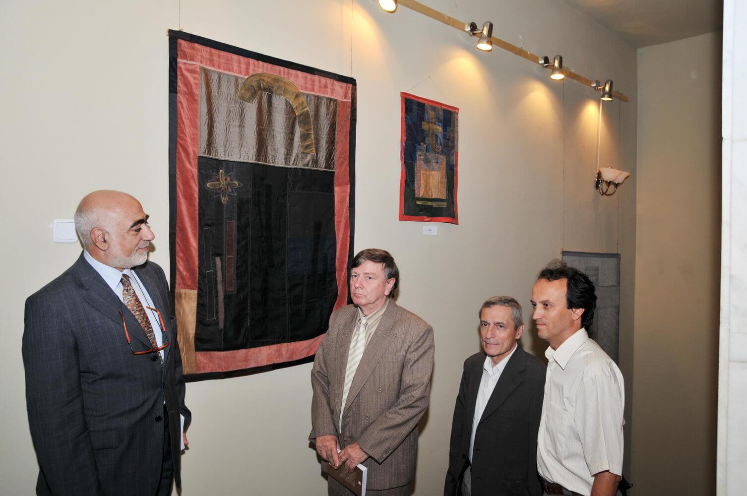 Brunno Mazzoni, Theodor Codreanu, Ion Pop și Mircea Diaconu vizitând expoziția din cadrul simpozionului „Epoca noastră, tensiunea etic-estetic”.