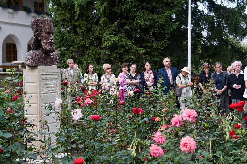 Inaugurarea bustului Mitropolitului Iacov Putneanul, lucrare a doamnei Silvia Radu - Colocviul „Geniu și memorie colectivă. Creangă + Creangă”.
