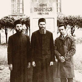 La bustul lui Mihai Eminescu din incinta mănăstirii, alături de Arhim. Iachint Unciuleac