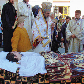 Luând binecuvântare de la Înaltpreasfințitul Daniel (astăzi Patriarhul României), 2 iulie 2007